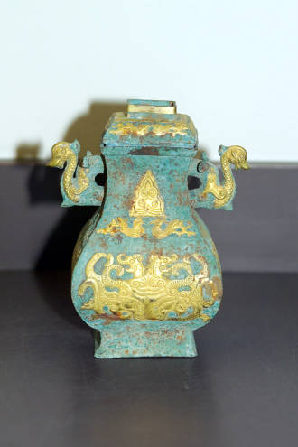 Bronze square shaped kettle (Fang) with cover, with gilding