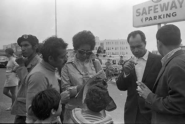 alt="UFWOC supporters picketing for a Safeway boycott, San Francisco, 1968"