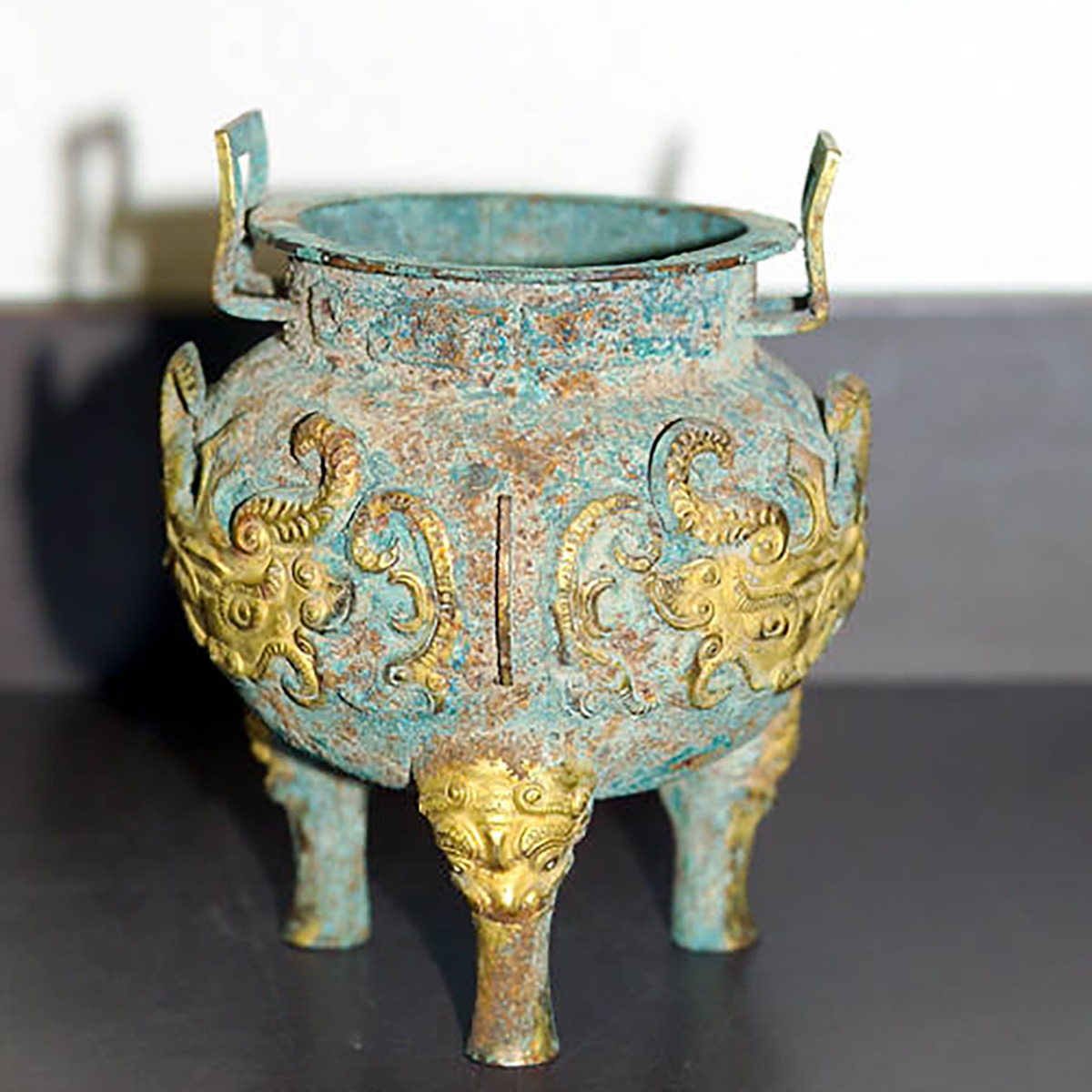 	 Bronze three- legged ding ritual cooking vessel with gilding