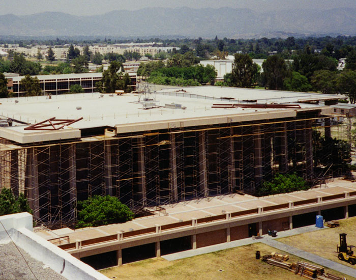 A picture of CSUN library during the northridge earthquake