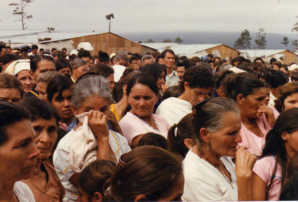 Refugees in Mesa Grande, Honduras attending an assembly with the Salvadoran government commission regarding the decision to return to El Salvador, 1987