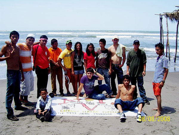 Members of community youth theatre group from repopulated communities of Chalatenango travel to the ocean in El Salvador, 2008