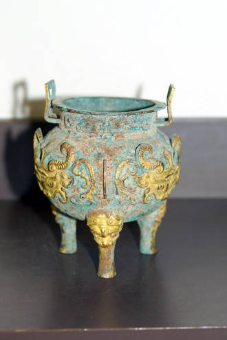 Bronze three- legged ding ritual cooking vessel with gilding