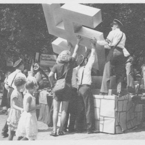 Men lifting a Swastika statue at Hindenburg Park